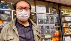 今年7月主动辞职的前屯门区议员 何国豪 表示，当时政府就宣誓”放风“就是要”赶走”民主派区议员，他认为与其要宣誓后被DQ，不如自己主动辞职，对于49名民主派区议员被DQ，他坦言无力感很大 (美国之音汤惠芸)