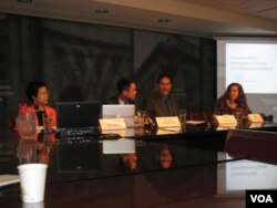 威尔逊中心中国环保司法问题研讨会主席台（美国之音 申华拍摄）