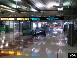 曼谷素万纳普机场，往年这条甬道上挤满等待签证的中国游客。（美国之音朱诺拍摄，2016年11月25日）