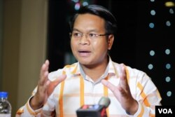 រូបឯកសារ៖ លោក ពេជ្រ ស្រស់​ ប្រធាន​គណបក្ស​យុវជន​កម្ពុជា​ ផ្តល់​បទសម្ភាសន៍​ជាមួយ​ VOA Khmer នៅក្នុង​បន្ទប់​ផ្សាយ​ ក្នុង​រាជធានី​ភ្នំពេញ​ នៅថ្ងៃទី​២៣ ខែ​ឧសភា​ ឆ្នាំ​២០១៧។ (ហ៊ាន សុជាតា/VOA)