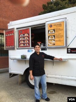 Eko Buntoro, salah satu pemilik food truck Nom Nom Gourmet yang menjual makanan Indonesia (Dok: VOA)