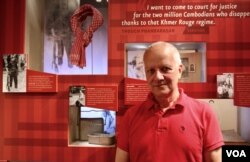 Former US ambassador to Cambodia from 2005-2008, Joseph Mussomeli, who played a very important role in bringing the exhibitions to the US Holocaust Memorial Museum, visiting the museum in Washington D.C. on Memorial Day 2017. (Sreng Leakhena/VOA Khmer)