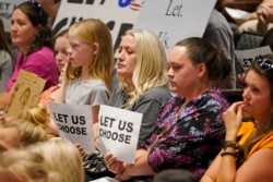 Warga mendengarkan Dewan Kabupaten Salt Lake sebelum pemungutan suara untuk membatalkan perintah wajib menggunakan masker bagi siswa K-6, 12 Agustus 2021. (AP)