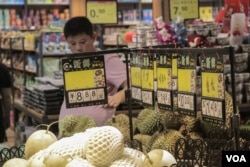 A Chinese man shops at a supermarket inside Min Hui International Mall, Sihanoukville province, Cambodia, February 13, 2019. (Sun Narin/VOA Khmer)