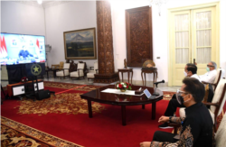 Presiden Jokowi didampingi Mentri PUPR dan Menteri Kesehatan memberikan arahan terkait penanganan bencana banjir dan longsor yang terjadi di NTT dan NTB secara virtual dari Istana Kepresidenan, Jakarta, Selasa (6/4). (Foto: Courtesy/Biro Pers)