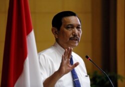 Luhut Pandjaitan berbicara saat briefing pagi dengan wartawan di kantornya di Jakarta, 20 Juli 2016. (Foto: REUTERS/Darren Whiteside)