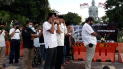Jemaah melakukan salat ghaib untuk para ABK KRI Naggala 402 yang gugur dan tenggelam di laut utara Bali (foto: Petrus Riski/VOA).