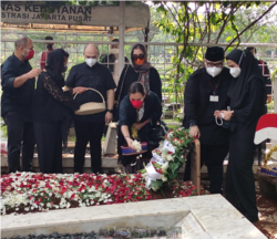 Didi Mahardika selaku anak dari Rachmawati Soekarnoputri beserta keluarga memberikan salam perpisahan terakhir di pemakaman umum Karet Bivak, 3 Juli 2021. (Foto: VOA/Indra Yoga)