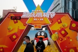 北京街头的一个腾讯视频宣传台 （2020年11月11日）