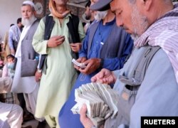 Pedagang penukaran uang Afghanistan menunggu pelanggan di pasar penukaran uang, menyusul pembukaan kembali bank dan pasar setelah Taliban mengambil alih di Kabul, Afghanistan, 4 September 2021. (Foto: Reuters)