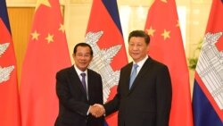 រូបឯកសារ៖ លោកនាយករដ្ឋមន្ត្រី ហ៊ុន សែន ចាប់ដៃ​ជាមួយ​លោក​ប្រធានាធិបតីចិន ស៊ី ជីនពីង មុន​កិច្ចប្រជុំនៅវិមានរដ្ឋាភិបាលចិនប្រចាំទីក្រុង​ប៉េកាំង ប្រទេស​ចិន ថ្ងៃទី២៩ ខែមេសា ឆ្នាំ២០១៩។