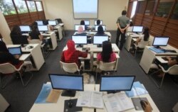 Sejumlah pekerja domestik Indonesia sedang mengikuti pelajaran keterampilan komputer di Sekolah Indonesia Singapura, di Singapura, 12 Desember 2010. (Foto: Edgar Su/Reuters)