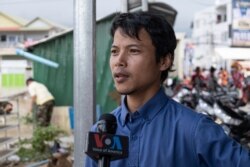 លោក សឿន វណ្ណៈ អាយុ ៣២ ឆ្នាំ ផ្តល់បទសម្ភាសន៍ឲ្យវីអូអេ នៅភូមិព្រែកជ្រៃ សង្កាត់ស្ពានថ្ម ខណ្ឌដង្កោ រាជធានីភ្នំពេញ ថ្ងៃទី១៥ ខែតុលា ឆ្នាំ២០២០។ (ទុំ ម្លិះ/វីអូអេ)