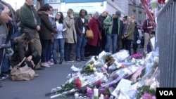 People gather outside the Bataclan music hall in Paris, France, Sunday Nov. 15, 2015. (Photo: L. Bryant / VOA)