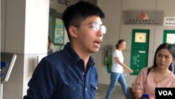 资料照片：黄之锋2019年9月9日在香港东区法院门口见媒体。