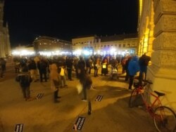 Građani oblepljuju prilaze i ulaz u Gradsku kuću posterima sa napisom "Telepska dolina", tokom protesta "1 od 5 miliona" posvećenog podršci uzbunjivaču iz Krušika Aleksandru Obradoviću, u Novom Sadu, 1. novembra 2019. (Foto: Veljko Popović, VoA).