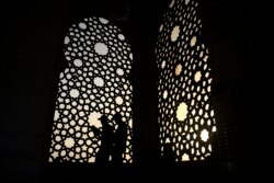 Warga Palestina membaca Al-Quran di masjid al-Khaldi sebelum berbuka puasa selama bulan suci Ramadhan di Kota Gaza pada 30 Mei 2019. (Foto: AFP / Mohammed Abed)