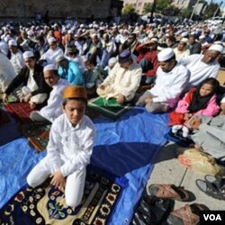 Komunitas muslim Amerika merayakan hari raya Idul Fitri di masjid Baitul Ma'Mur, Brooklyn, New York (foto: dok).