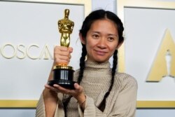 Sutradara Chloe Zhao berpose di ruang pers setelah filmnya, “Nomadland”, meraih penghargaan film terbaik Oscar, di Los Angeles, California, Minggu, 25 April 2021. (Foto: Chris Pizzello/Pool via Reuters)