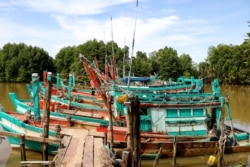 កន្លែងចតទូកនេសាទរបស់ប្រជាពលរដ្ឋក្នុងឃុំត្រពាំងសង្កែ ស្រុកទឹកឈូ ខេត្តកំពត កាលពីថ្ងៃទី ៣ ខែតុលា ឆ្នាំ ២០២១។ (ស៊ុន ណារិន/VOA Khmer)