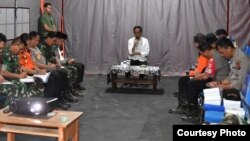 Presiden Joko Widodo menggelar rapat terbatas penanganan pasca gempa Lombok di halaman RSUD Tanjung, Lombok, Senin 13/8 (Courtesy: Setpres RI).