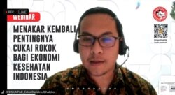 Peneliti Center for Economic and Development Studies, Universitas Padjajaran, Estro Darianto Sihaloho, menyebut belanja rokok selama pandemi justru meningkat. (Foto: VOA/Petrus Riski)