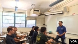 Doktor Taufik sedang mengajar di kelas.