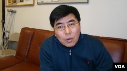 纽约市立大学史丹顿岛学院政治学教授夏明 (美国之音宋德成拍摄)