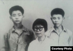 熊焱（右）与母亲以及哥哥早年合影（资料照片）