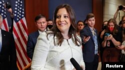 Anggota DPR AS dari Partai Republik Elise Stefanik berbicara kepada kepada awak media dalam sebuah acara di Washington, pada 14 Mei 2021. (Foto: Reuters/Evelyn Hockstein)