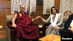 Nancy Pelosi bertemu dengan pemimpin spiritual Tibet Dalai Lama di Dharamsala, India, pada 9 Mei 2017. (Foto: Reuters/Douglas Busvine)