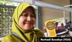Surini dan salah satu produk Griya Cokelat.