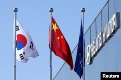韩国与中国国旗在北京郊区的现代汽车制造厂外飘扬。（2019年1月25日）