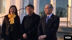 台北市长柯文哲(中间）2019年3月19日在双橡园与台湾驻美代表高硕泰夫妇合影（美国之音钟辰芳拍摄）