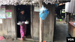 Food​ ​vendor​ ​Kong​ ​Sina​ ​emerges​ ​from​ ​her​ ​kitchen​ ​in​ ​Trach​ ​Village​ ​of​ ​Cambodia’s​ ​Kampong​ ​Speu​ ​province​.​ ​(​Aun​ ​Chhengpor​/​VOA​ ​Khmer​)​