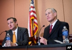 Bakal calon presiden dari Partai Republik Senator Ted Cruz, Texas, kiri, dan Gubernur Greg Abbott, kanan, berbicara tentang pemukiman pengungsi Suriah di AS, pada konferensi pers bersama di Capitol Hill di Washington, 8 Desember 2015.