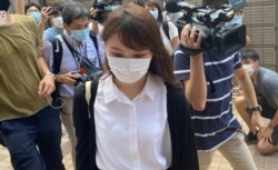 前香港众志成员周庭因反送中运动包围警察总部，被控煽惑他人参与未经批准集结， 2020年12月初被判入狱10个月。关注囚权的前立法会议员邵家臻表示，惩教署以 周庭广受社会及国际关注等"莫须有"理由，12月31 日将周庭当作"甲级犯"转往 高设防监狱单独囚禁。