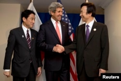 美国国务卿约翰•克里、日本外相岸田文雄（左）和韩国外长尹炳世（右）在文莱出席东盟外长会议前合影。（2013年7月1日）