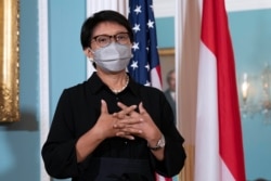 Menlu Retno Marsudi berbincang dengan awak media usai pertemuan bilateral dengan Menlu AS Antony Blinken, di Departemen Luar Negeri di Washington, AS, 3 Agustus 2021. (Foto: Jose Luis Magana via REUTERS)