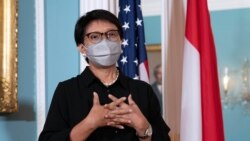 Menlu Retno Marsudi berbincang dengan awak media usai pertemuan bilateral dengan Menlu AS Antony Blinken, di Departemen Luar Negeri di Washington, AS, 3 Agustus 2021. (Foto: Jose Luis Magana via REUTERS)