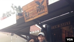 Reporter VOA, Vena Annisa bersama John Huddles, sutradara AS yang pernah syuting di Prambanan, Belitung, Bromo dan Jakarta untuk film The Philosophers.