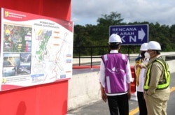 Presiden didampingi oleh Menhan Prabowo Subianto (kanan) dan Menteri PUPR Basuki Hadimuljono ketika meninjau akses sodetan jalan menuju IKN. (Biro Setpres)