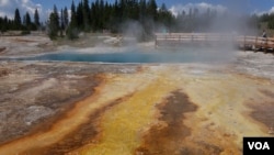 黄石公园的温泉景点(美国之音国符提供)