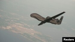 Pesawat nirawak Global Hawk sedang melakukan uji coba di atas Maryland dalam foto yang dirilis oleh Angkatan Laut AS.