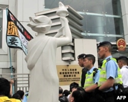 民主女神像最终获准置于中联办前