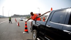 Polisi Israel memasang blokade di jalan-jalan menjelang pemberlakukan karantina wilayah kedua di Yerusalem.