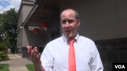 Justin Gardiner helping to build support for Sandy. (G. Flakus/VOA)