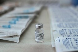 Satu ampul vaksin COVID-19 buatan Pfizer/BioNTech di pusat kesehatan Elafonissos, di Pulau Elafonissos, 23 April 2021.