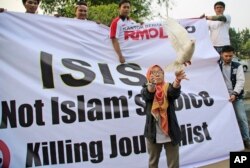 Seorang perempuan melepaskan seekor merpati sebagai simbol perdamaian selama demonstrasi menentang kelompok Negara Islam di Jakarta. (Foto: AP)