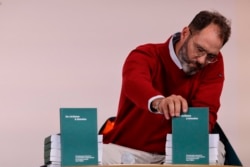 Francois Devaux, pendiri asosiasi korban "La parole liberee", menghadiri penerbitan laporan oleh komisi independen tentang pelecehan seksual oleh pejabat gereja (Ciase) di Paris, Selasa, 5 Oktober 2021. (AP)